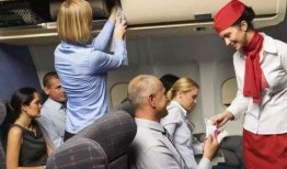 空姐和乘客吃瓜图片,空姐与乘客共享吃瓜时光