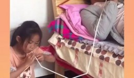 熊孩子恶搞老爸吃瓜