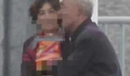 抖吃瓜大爷大妈跟帅小伙,大爷大妈与帅小伙的欢乐互动