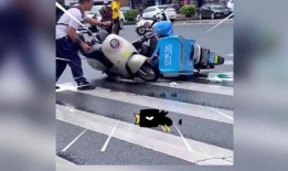 送药外卖小哥吃瓜,意外成为街头热议焦点