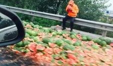 西瓜摔碎后坐路边吃瓜,西瓜摔碎后的意外美食之旅