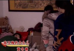 姐弟吵架大姐旁边吃瓜,大姐旁若无事吃瓜看热闹