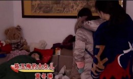 姐弟吵架大姐旁边吃瓜,大姐旁若无事吃瓜看热闹