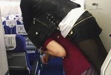 空姐和乘客吃瓜图片,空姐与乘客共享吃瓜时光