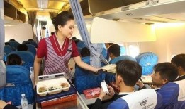 空姐和乘客吃瓜图片,空姐与乘客共享吃瓜时光