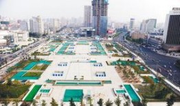 沈阳市府广场吃瓜,夏日吃瓜盛景，街头风情一瞥