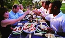 外出聚餐吃瓜姿势,共享美食，品鉴人生百态