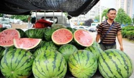 阳谷卖衣服吃瓜,卖衣吃瓜，感受民俗风情