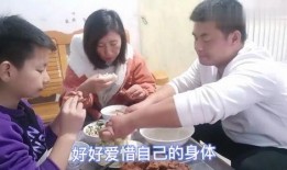 姐弟吵架大姐旁边吃瓜,大姐旁若无事吃瓜看热闹