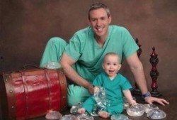 熊孩子恶搞老爸吃瓜