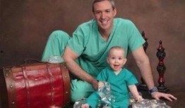 熊孩子恶搞老爸吃瓜