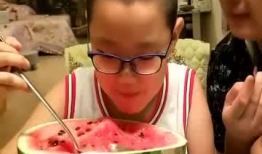 熊孩子恶搞老爸吃瓜