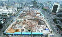 沈阳市府广场吃瓜,夏日吃瓜盛景，街头风情一瞥