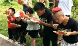 砸西瓜路人吃瓜,一场街头美食的狂欢盛宴