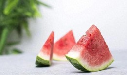 西瓜摔碎后坐路边吃瓜,西瓜摔碎后的意外美食之旅