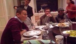 外出聚餐吃瓜姿势,共享美食，品鉴人生百态